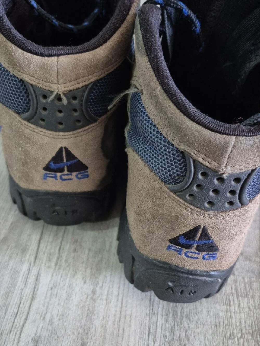 Nike Men's Brown and Blue Trail Boots with Lace-Up Support